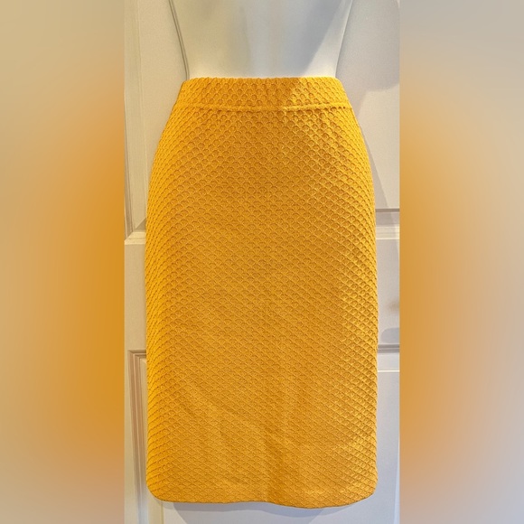 St. John Tangerine Textured Knit, Mandarin Collar, Chain Detail Suit, Size 6 - Picture 4 of 5